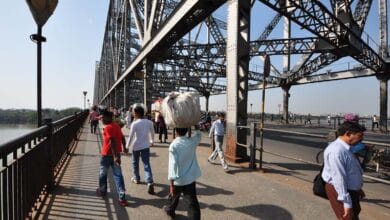 World War की बमबारी झेलने वाला हावड़ा ब्रिज 5 रूपए के गुटके के सामने लाचार