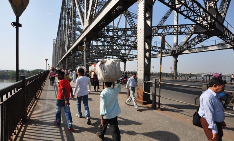 World War की बमबारी झेलने वाला हावड़ा ब्रिज 5 रूपए के गुटके के सामने लाचार