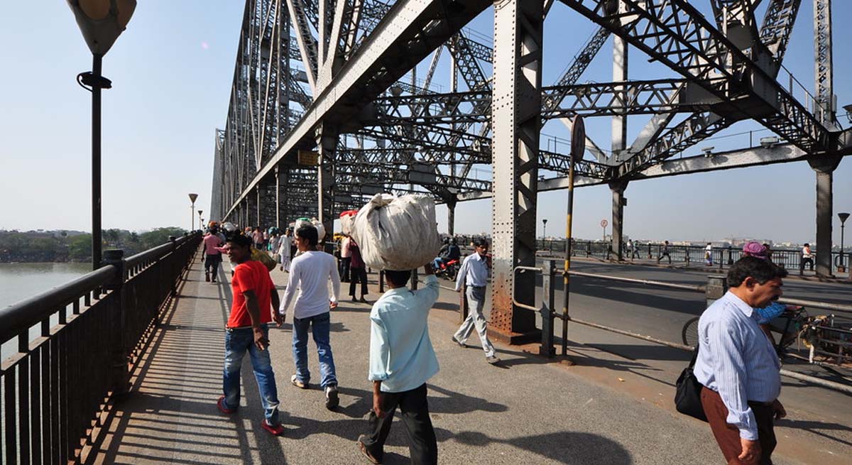 World War की बमबारी झेलने वाला हावड़ा ब्रिज 5 रूपए के गुटके के सामने लाचार