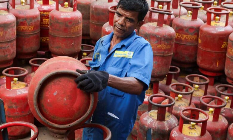 सरकारी तेल कंपनियों ने घरेलू रसोई गैस (LPG) की कीमतों में ₹29 प्रति सिलेंडर की भारी बढ़ोतरी कर दी है।