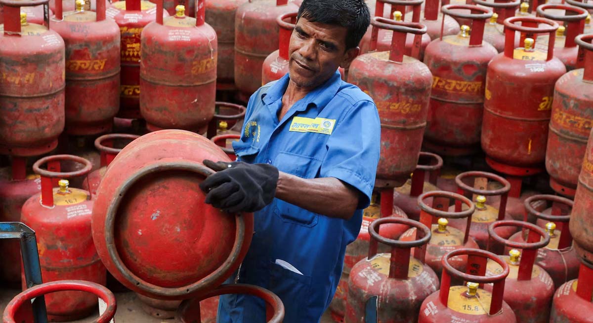 सरकारी तेल कंपनियों ने घरेलू रसोई गैस (LPG) की कीमतों में ₹29 प्रति सिलेंडर की भारी बढ़ोतरी कर दी है।