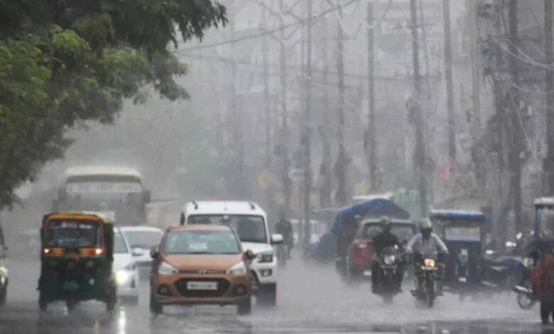 छत्तीसगढ़ में मौसम का मिजाज बदला। मौसम विभाग ने रायपुर समेत कई जिलों में भारी बारिश और 50 किमी/घंटे की रफ्तार से तेज हवाएं चलने का अलर्ट जारी किया है।