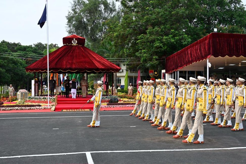 अधिकारियों