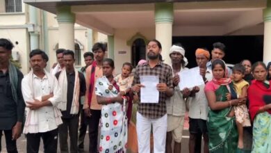 आबकारी अधिकारी पर आरोप, आदिवासी उत्पीड़न, बैगा जनजाति, अवैध वसूली आरोप, आबकारी कार्रवाई विवाद, कवर्धा न्यूज, छत्तीसगढ़ समाचार, आदिवासी समाज प्रदर्शन, आबकारी विभाग जांच, ग्रामीणों से वसूली का आरोप, बैगा परिवारों की शिकायत, फर्जी केस में फंसाने का आरोप, छत्तीसगढ़ आबकारी विभाग, Tribal harassment allegations, Excise department controversy, Kawardha news, Chhattisgarh tribal issue,