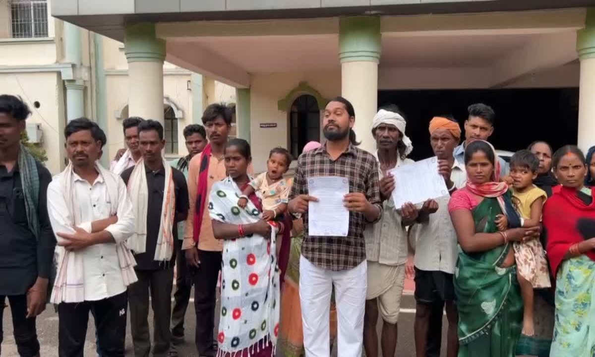 आबकारी अधिकारी पर आरोप, आदिवासी उत्पीड़न, बैगा जनजाति, अवैध वसूली आरोप, आबकारी कार्रवाई विवाद, कवर्धा न्यूज, छत्तीसगढ़ समाचार, आदिवासी समाज प्रदर्शन, आबकारी विभाग जांच, ग्रामीणों से वसूली का आरोप, बैगा परिवारों की शिकायत, फर्जी केस में फंसाने का आरोप, छत्तीसगढ़ आबकारी विभाग, Tribal harassment allegations, Excise department controversy, Kawardha news, Chhattisgarh tribal issue,