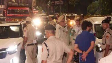 Delhi Terror Alert, Uttarakhand Terror Alert, Security Alert, Delhi Police, Uttarakhand Police, Intelligence Agencies, Terror Threat, Temple Security, Railway Station Security, Government Offices, High Alert, Cyber Investigation, Threat Email, Police Patrolling, India News, Breaking News, National News, Security Update, Religious Places Security, Latest News