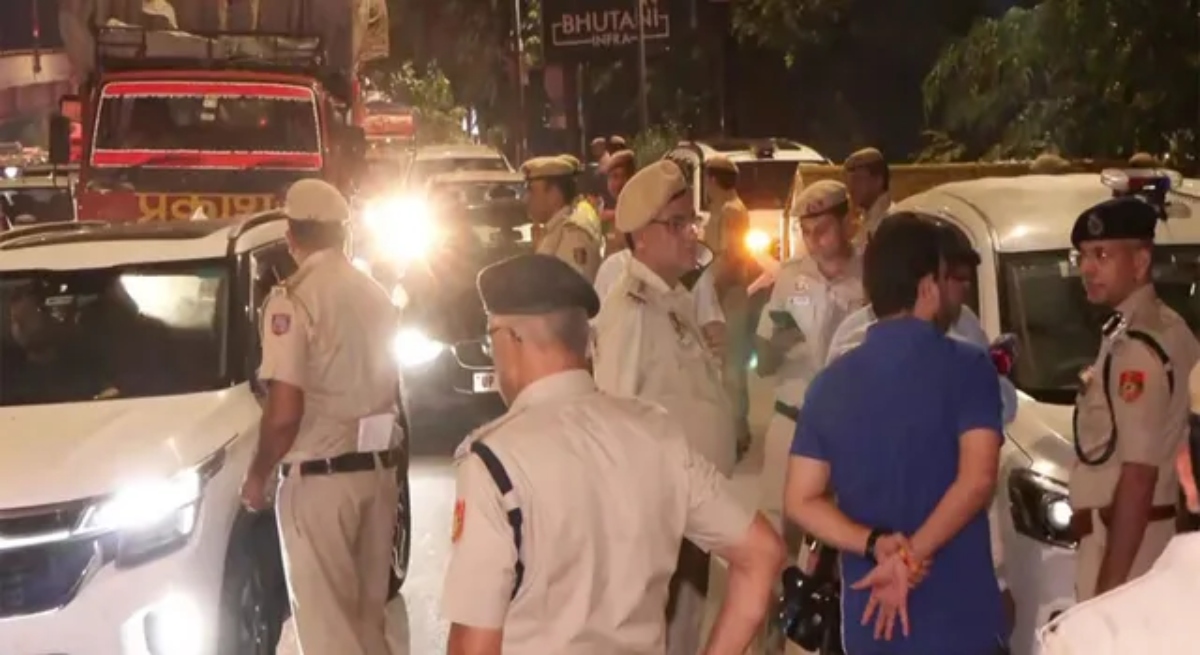 Delhi Terror Alert, Uttarakhand Terror Alert, Security Alert, Delhi Police, Uttarakhand Police, Intelligence Agencies, Terror Threat, Temple Security, Railway Station Security, Government Offices, High Alert, Cyber Investigation, Threat Email, Police Patrolling, India News, Breaking News, National News, Security Update, Religious Places Security, Latest News