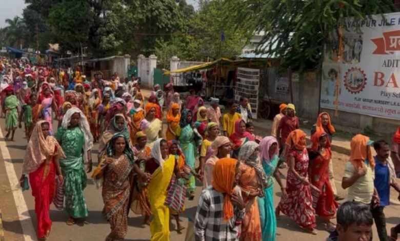 Narayanpur News, Bharanda Village, Chhattisgarh Conversion Row, Religious Conversion Case, Tribal Community Protest, Narayanpur Tribal Protest, Chhattisgarh News, Gram Sabha Meeting, Police Security, Social Tension, Tribal Culture, Religious Dispute, Deepak Thakur, Bhuvneshwari Thakur, Conversion Controversy, Bastar Region, Chhattisgarh Tribal News, Village Conflict, Law And Order, Police Deployment, Special Gram Sabha, Tribal Rights, Social Boycott, Religious Sentiments, CG News, Narayanpur District, Tribal Tradition, Community Dispute, Conversion Issue, Chhattisgarh Latest News