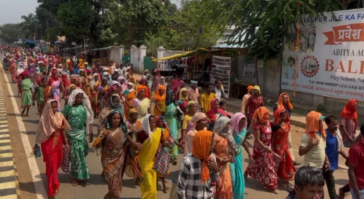 Narayanpur News, Bharanda Village, Chhattisgarh Conversion Row, Religious Conversion Case, Tribal Community Protest, Narayanpur Tribal Protest, Chhattisgarh News, Gram Sabha Meeting, Police Security, Social Tension, Tribal Culture, Religious Dispute, Deepak Thakur, Bhuvneshwari Thakur, Conversion Controversy, Bastar Region, Chhattisgarh Tribal News, Village Conflict, Law And Order, Police Deployment, Special Gram Sabha, Tribal Rights, Social Boycott, Religious Sentiments, CG News, Narayanpur District, Tribal Tradition, Community Dispute, Conversion Issue, Chhattisgarh Latest News