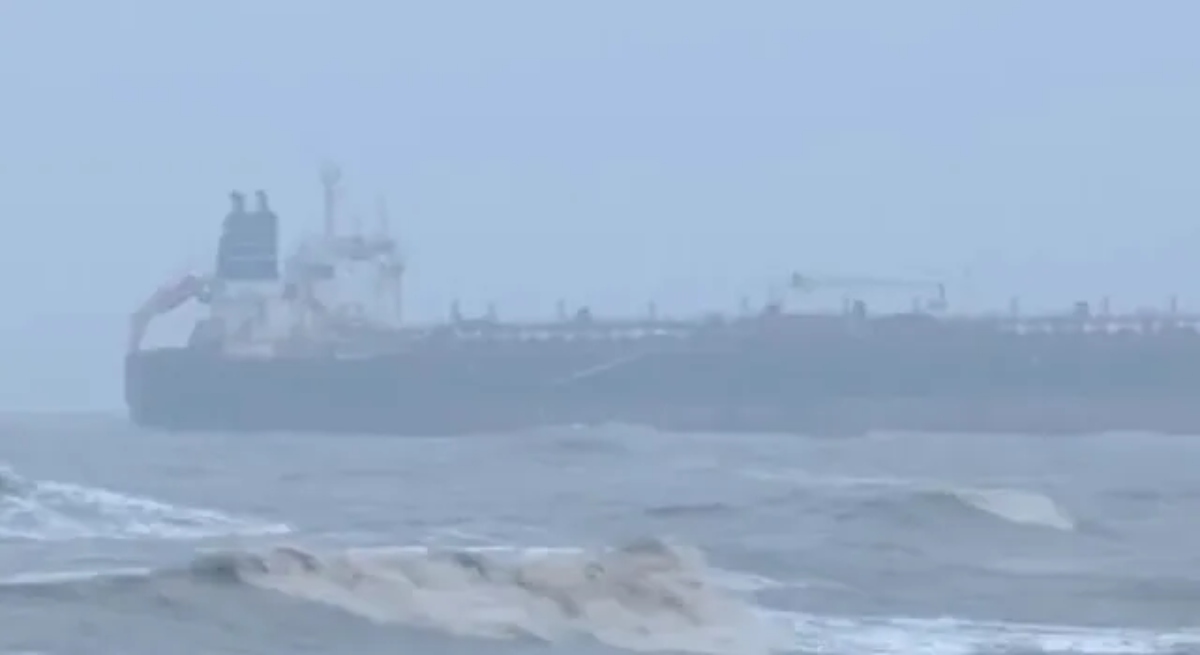 Mumbai News, Manori Beach, Gorai Beach, Cargo Ship, Foreign Cargo Ship, MT Al Jafjia, Indian Coast Guard, Coast Guard Rescue, Ship Grounded, Arabian Sea, Bad Weather, Strong Winds, Maritime News, Mumbai Coast, Ship Drift, Marine Incident, MT Asphalt Star, MT Stellar Ruby, Shipping News, India News