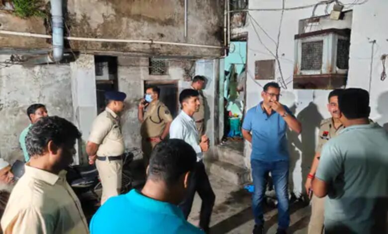 Raipur Crime, Raipur Suicide Case, Family Suicide, Battery Trader, Tikrapara, Sanjay Nagar Raipur, Chhattisgarh News, Murder Suicide, Poisoning Case, Family Tragedy, Police Investigation, Forensic Team, Crime News, Raipur Breaking News, Chhattisgarh Crime, Suicide Case, Poisoned Food, Five Deaths, Bihar Family,