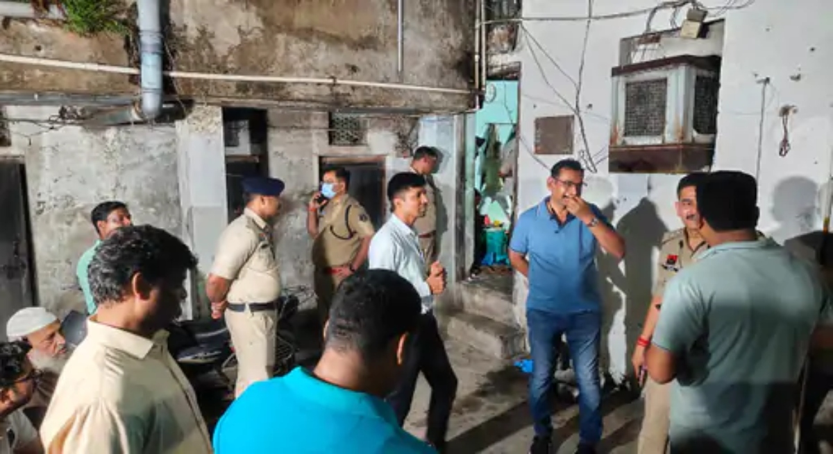 Raipur Crime, Raipur Suicide Case, Family Suicide, Battery Trader, Tikrapara, Sanjay Nagar Raipur, Chhattisgarh News, Murder Suicide, Poisoning Case, Family Tragedy, Police Investigation, Forensic Team, Crime News, Raipur Breaking News, Chhattisgarh Crime, Suicide Case, Poisoned Food, Five Deaths, Bihar Family,