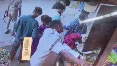 Kashi Vishwanath Temple, Kashi Vishwanath, Varanasi News, Varanasi, PAC Jawan, PAC Constable, Gun Firing, Accidental Firing, Carbine, Gyanvapi, Gyanvapi Mosque, Temple Security, Kashi Vishwanath Corridor, Uttar Pradesh News, Breaking News, Three Injured, Flower Shop Workers, CCTV Footage, Police Investigation, Security Incident, India News, Varanasi Temple, Gunshot Incident, Temple परिसर Firing