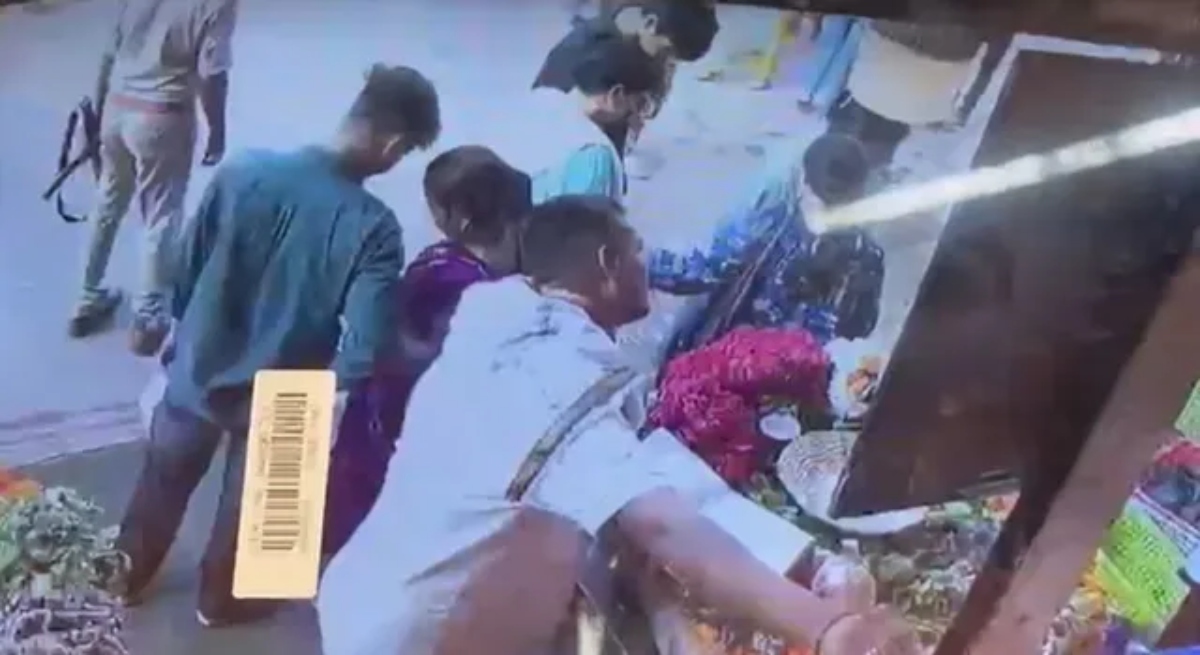 Kashi Vishwanath Temple, Kashi Vishwanath, Varanasi News, Varanasi, PAC Jawan, PAC Constable, Gun Firing, Accidental Firing, Carbine, Gyanvapi, Gyanvapi Mosque, Temple Security, Kashi Vishwanath Corridor, Uttar Pradesh News, Breaking News, Three Injured, Flower Shop Workers, CCTV Footage, Police Investigation, Security Incident, India News, Varanasi Temple, Gunshot Incident, Temple परिसर Firing