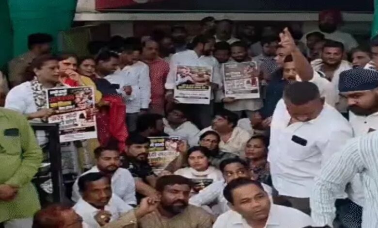 Raipur Congress Protest, Khamhardih Police Station, Chhattisgarh Congress, Deepak Baij, Bhupesh Baghel, Counter FIR, BJP Congress Clash, Raipur News, Chhattisgarh News, Congress Dharna, Political Protest, Police FIR, BJP Leaders, Chhattisgarh Politics, Raipur Protest, Non Bailable FIR, Congress Workers, Police Action, Political News, Latest Raipur News, CG News, BJP vs Congress, Chhattisgarh Police, Deepak Baij News, Bhupesh Baghel News,