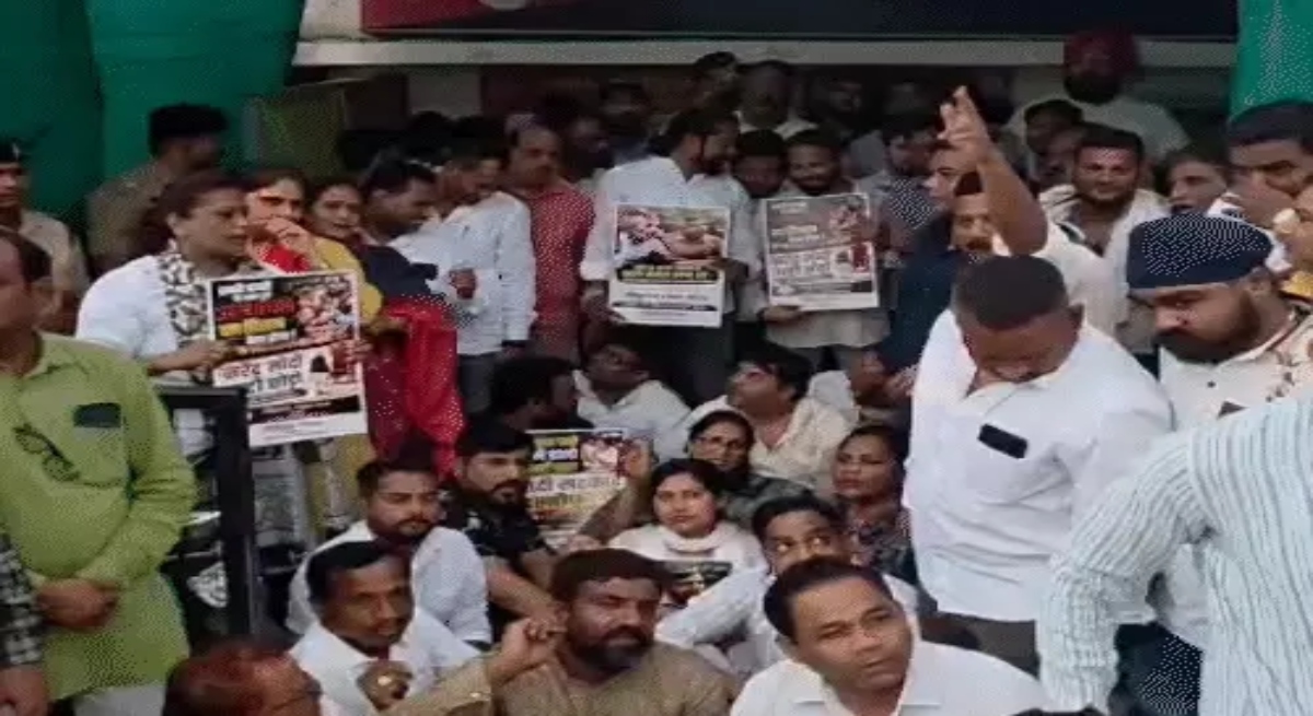 Raipur Congress Protest, Khamhardih Police Station, Chhattisgarh Congress, Deepak Baij, Bhupesh Baghel, Counter FIR, BJP Congress Clash, Raipur News, Chhattisgarh News, Congress Dharna, Political Protest, Police FIR, BJP Leaders, Chhattisgarh Politics, Raipur Protest, Non Bailable FIR, Congress Workers, Police Action, Political News, Latest Raipur News, CG News, BJP vs Congress, Chhattisgarh Police, Deepak Baij News, Bhupesh Baghel News,