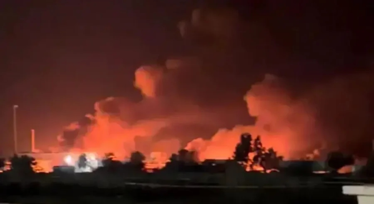 US-Iran Conflict, US Airstrikes, Iran Missile Attack, Kuwait Missile Alert, Bahrain Alert, Qatar Missile Siren, Middle East Tensions, Donald Trump, Hormuz Strait, Iran Drones, Gulf Security, Oil Prices, Global Markets, Iran-US War, Breaking News