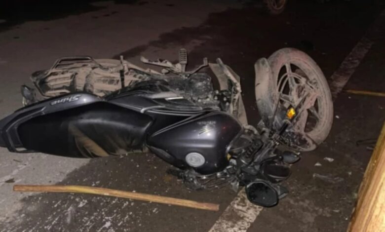 Bilaspur Road Accident, Bilaspur Accident News, Chhattisgarh Road Accident, Sakri Pendari Road Accident, Bike Accident Bilaspur, Bilaspur Latest News, Chhattisgarh News, Road Accident Today, Bike Rider Injured, Traffic Accident News, Bilaspur Breaking News, Jarahagaon News, Sakri Police, Durgatna News, Road Safety News, Accident Rescue Operation, Dial 112 Rescue, Chhattisgarh Breaking News, Latest Accident News, Bike Crash News, Highway Accident, Road Accident Update, Injured Youth News, Bilaspur Crime News, Chhattisgarh Today News, Viral Accident News