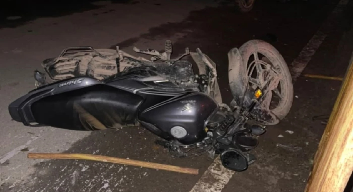 Bilaspur Road Accident, Bilaspur Accident News, Chhattisgarh Road Accident, Sakri Pendari Road Accident, Bike Accident Bilaspur, Bilaspur Latest News, Chhattisgarh News, Road Accident Today, Bike Rider Injured, Traffic Accident News, Bilaspur Breaking News, Jarahagaon News, Sakri Police, Durgatna News, Road Safety News, Accident Rescue Operation, Dial 112 Rescue, Chhattisgarh Breaking News, Latest Accident News, Bike Crash News, Highway Accident, Road Accident Update, Injured Youth News, Bilaspur Crime News, Chhattisgarh Today News, Viral Accident News