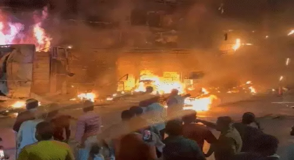 Raipur Fire, Raipur News, Raipur Fire News, Telibandha Fire, Octopus Bar Fire, Octopus Bar Raipur, Raipur Crime News, Raipur Latest News, Fire Accident, Shop Fire, Hardware Shop Fire, Four Shops Burnt, Fire Brigade, Fire Brigade Raipur, Fire Rescue Operation, Fire Incident, Vehicle Fire, Chhattisgarh News, Chhattisgarh Fire News, Telibandha News, Raipur Police, Fire Department, Breaking News, Latest Raipur News, Dainik Bhaskar Raipur, Shop Damage, Fire Investigation