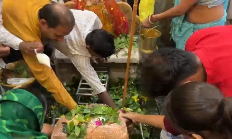 Sawan Somwar 2026, Sawan First Monday, Sawan Month, Lord Shiva, Shiv Bhakti, Mahadev Temple, Har Har Mahadev, Bol Bam, Chhattisgarh News, Raipur News, Kawardha News, Gariaband News, Bhooteshwarnath Mahadev, Bhormadev Temple, Budheshwar Mahadev Temple, Shivling Abhishek, Jal Abhishek, Kanwar Yatra, Sawan Festival, Hindu Festival, Religious News, Temple Crowd, Devotees, Shiva Worship, Chhattisgarh Temples, Sawan Somwar Celebration, Mahadev Bhakti, Shravan Month, Spiritual News, India Religion News, Festival Update