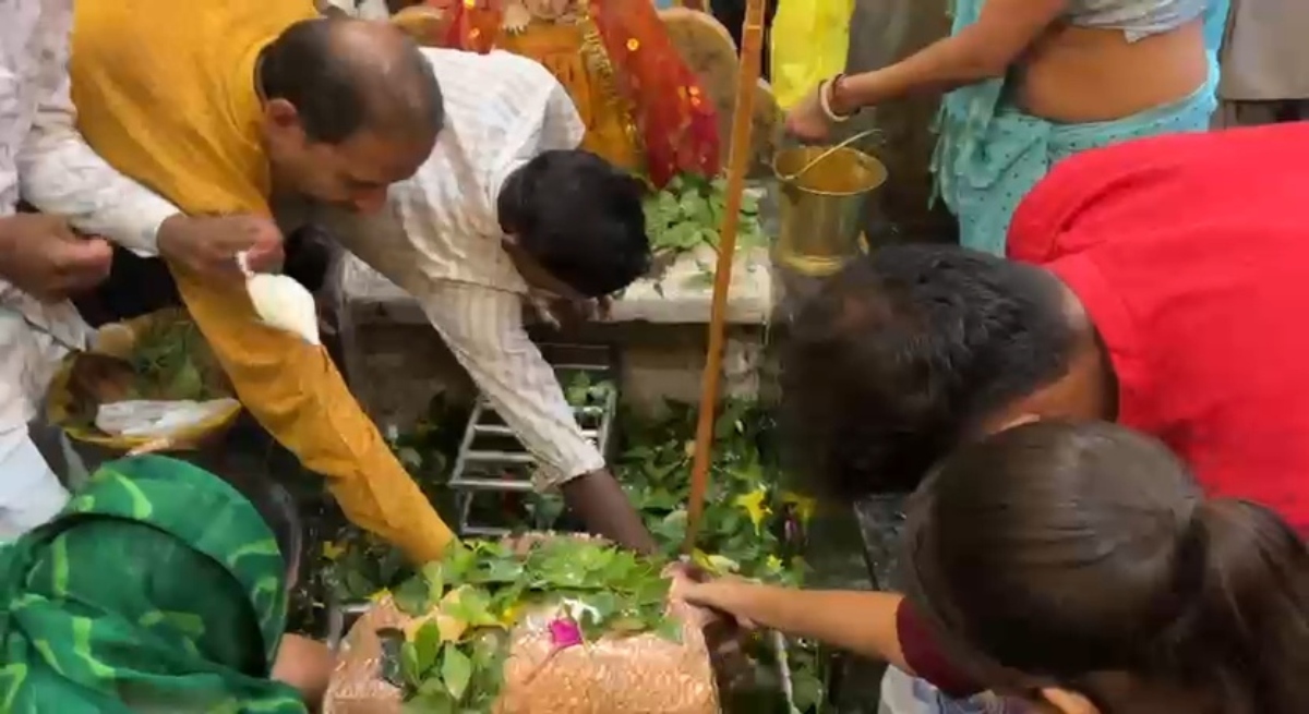 Sawan Somwar 2026, Sawan First Monday, Sawan Month, Lord Shiva, Shiv Bhakti, Mahadev Temple, Har Har Mahadev, Bol Bam, Chhattisgarh News, Raipur News, Kawardha News, Gariaband News, Bhooteshwarnath Mahadev, Bhormadev Temple, Budheshwar Mahadev Temple, Shivling Abhishek, Jal Abhishek, Kanwar Yatra, Sawan Festival, Hindu Festival, Religious News, Temple Crowd, Devotees, Shiva Worship, Chhattisgarh Temples, Sawan Somwar Celebration, Mahadev Bhakti, Shravan Month, Spiritual News, India Religion News, Festival Update