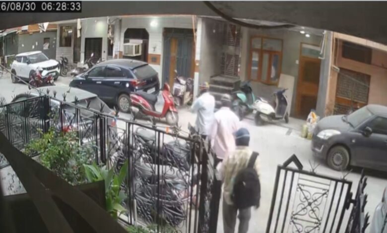 Alka Lamba, Alka Lamba News, Delhi Crime, Delhi Theft, Tagore Garden Theft, Delhi Police, Rajouri Garden Police, CCTV Footage, House Theft, Jewellery Theft, Cash Theft, Congress Leader, All India Mahila Congress, Delhi Crime News, Theft Case, Masked Robbers, Delhi News, Crime News,