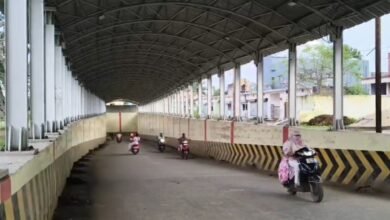 Ameri Railway Underbridge, Ameri Railway Gate, Bilaspur, Railway Underbridge, Traffic Jam, Road Damage, Road Repair, Damaged Road, Local Residents, Commuters, Railway Crossing, Underbridge Construction, Road Safety, Traffic Problem, Ambulance, Public Convenience, Infrastructure, Maintenance, Chhattisgarh,