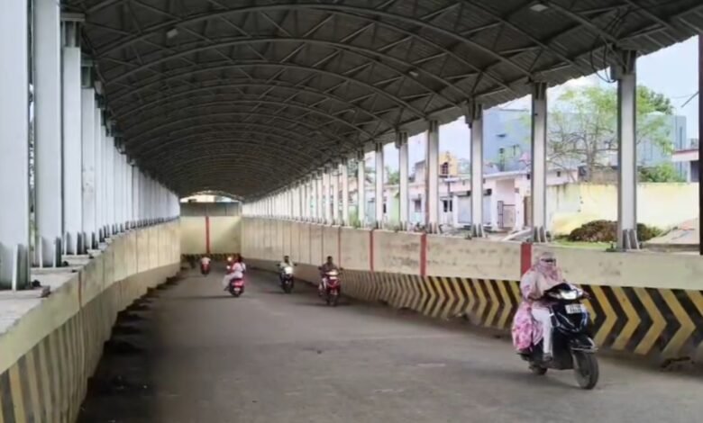 Ameri Railway Underbridge, Ameri Railway Gate, Bilaspur, Railway Underbridge, Traffic Jam, Road Damage, Road Repair, Damaged Road, Local Residents, Commuters, Railway Crossing, Underbridge Construction, Road Safety, Traffic Problem, Ambulance, Public Convenience, Infrastructure, Maintenance, Chhattisgarh,