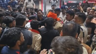 Bilaspur News, Bilaspur Violence, Bilaspur Crime News, Bilaspur Stone Pelting, Bilaspur Clash, Chhattisgarh News, Bilaspur Police, City Kotwali Bilaspur, TI Injured, Police Lathicharge, Tear Gas, Social Media Post Controversy, Hindu Protest, Bilaspur Latest News, Chhattisgarh Crime, Law And Order, Collector SSP Bilaspur,