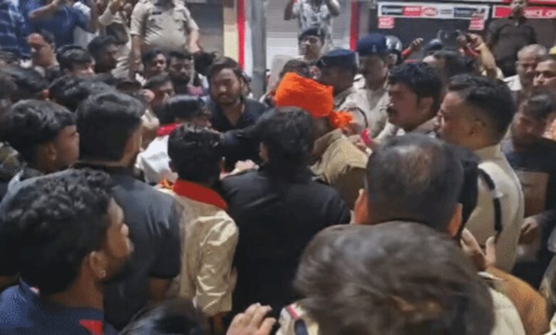 Bilaspur News, Bilaspur Violence, Bilaspur Crime News, Bilaspur Stone Pelting, Bilaspur Clash, Chhattisgarh News, Bilaspur Police, City Kotwali Bilaspur, TI Injured, Police Lathicharge, Tear Gas, Social Media Post Controversy, Hindu Protest, Bilaspur Latest News, Chhattisgarh Crime, Law And Order, Collector SSP Bilaspur,