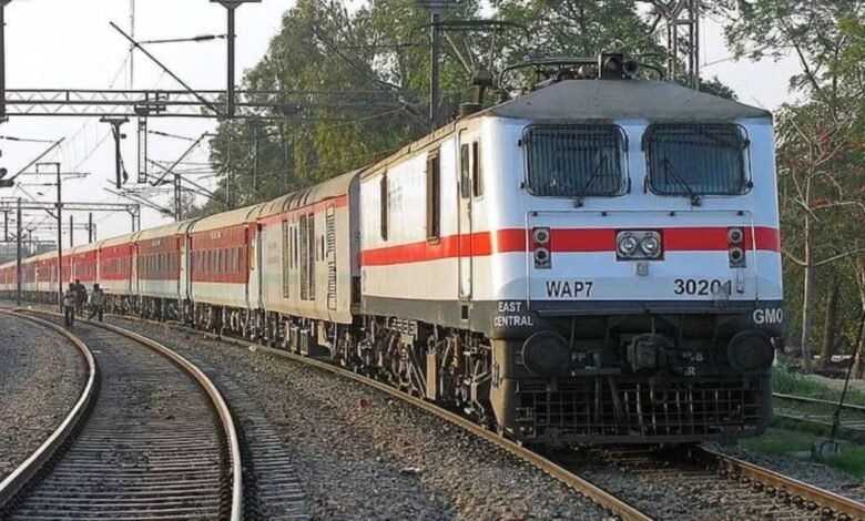 Durg, Intercity Express, Train No 12856, Stone Pelting, Train Stone Attack, Woman Passenger Injured, S5 Coach, RPF, Durg RPF, Raipur RPF, Railway Crime, Railway Safety, Train Accident, Chhattisgarh News, Durg News, Railway FIR,
