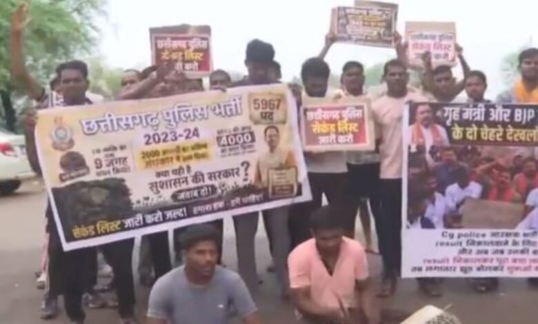 CG Police Recruitment, Chhattisgarh Police Bharti, Police Recruitment Protest, Police Vacancy, 1940 Vacant Posts, Police Bharti Candidates, Vijay Sharma, Home Minister Vijay Sharma, Chhattisgarh Police, Police Recruitment 2026, Kabirdham News, Kawardha News, Chhattisgarh Jobs, Government Jobs, Police Jobs, Recruitment Protest,