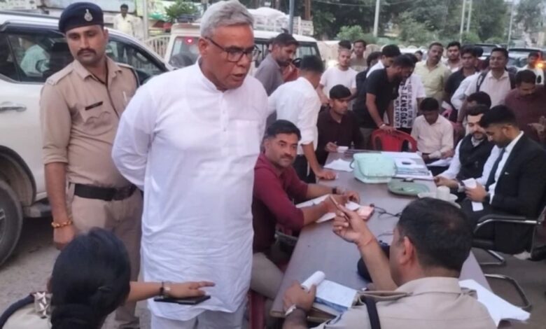 Morena, Morena News, Magistrate Checking, Vehicle Checking, Traffic Police, District Court Morena, Traffic Rules, Traffic Challan, Vehicle Inspection, Black Film, Illegal Hooter, Number Plate Violation, Traffic Violation, Morena Traffic Police, Radharamn Dandautia, Municipal Corporation Morena, Madhya Pradesh News, MP News, Road Safety, Traffic Enforcement, Vehicle Documents, Traffic Challan Action, Magistrate Check, Latest MP News