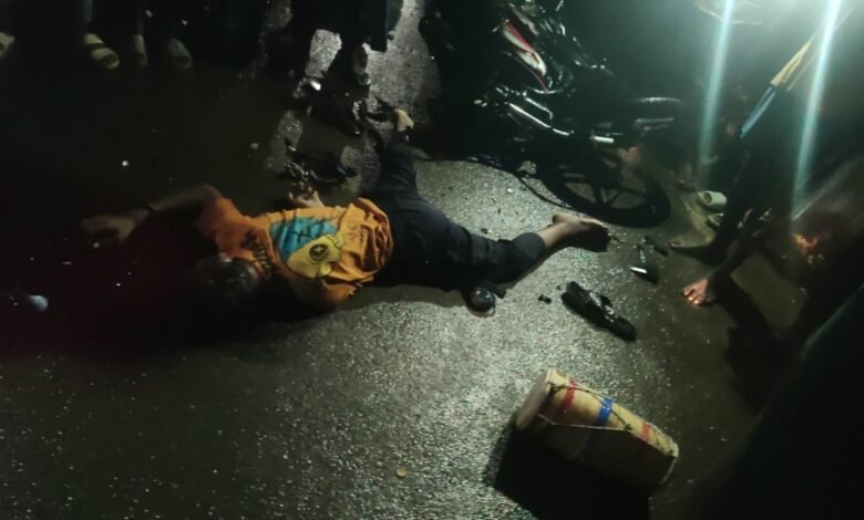 Pudu Road Accident, Ratanpur Accident, Bilaspur Road Accident, Two Bike Collision, Bike Accident, Two Youths Death, Sanjeev Paikra, Vishesh Kumar Paikra, Aman Injured, Raman Singh Paikra, Ratanpur Police, Dial 112, Bilaspur News, Chhattisgarh News, Rain Accident, Road Accident News, Bike Accident News, Local News,