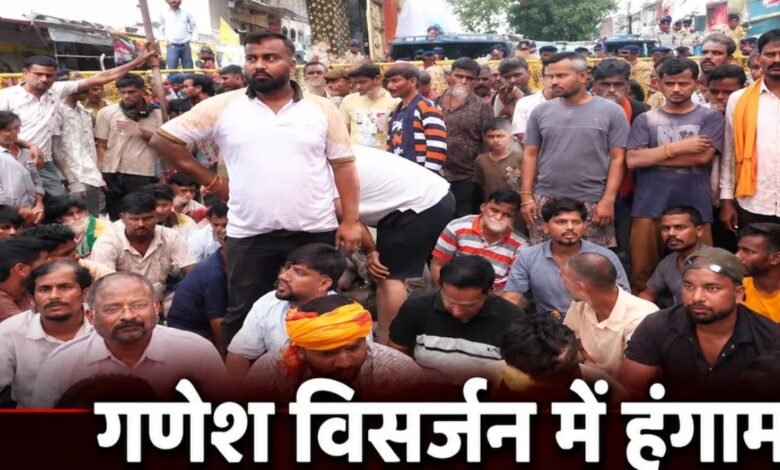 Simga News, Simga Ganesh Visarjan, Ganesh Visarjan Vivad, Chhattisgarh News, Raipur News, Simga Police, Police Lathicharge, Councillors Clash, Simga Protest, Simga Band, Simga Chakkajam, Ganesh Visarjan Controversy, Police Action, Tarresh Sahu, Dhirendra Dubey, Simga Tension, Chhattisgarh Crime News,