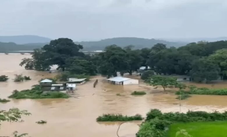 Chhattisgarh Rain, Chhattisgarh Weather, Heavy Rainfall Chhattisgarh, Chhattisgarh Flood, Raipur Rain, Raipur Flood, Kharaun River, Gangrel Dam, Bastar Rain, Bastar Flood, Indravati River, Chitrakote Waterfall, Durg Flood, Gariaband Rain, Gariaband House Collapse, Balrampur Flood, Kanhar River, Jagdalpur Rescue, SDRF Rescue, Air Force Rescue, Flood Rescue, Chhattisgarh Weather News, Raipur News,