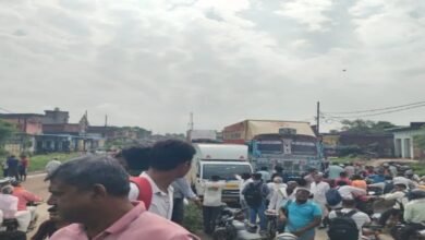 Aligarh Accident, Aligarh News, Khair Road Accident, Roadways Bus Accident, Woman Killed, Roadways Bus, Noida Depot Bus, Khair News, Aligarh Crime News, Uttar Pradesh News, UP Road Accident, Road Accident, Bus Accident, Woman Death, Road Blockade, Khair Road Jam, Traffic Jam, Angry Villagers, Road Safety, UP Roadways, Police Investigation, Accident News, Breaking News,