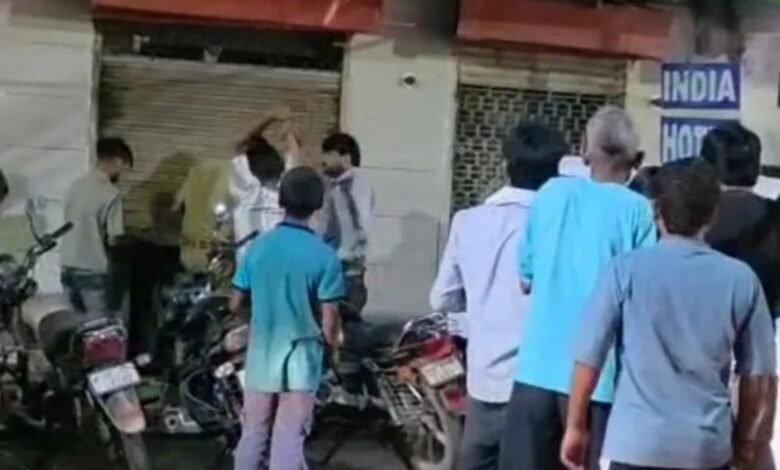 Aligarh News, Aligarh Bar News, India Bar Aligarh, Gandhi Park Bus Stand, Aligarh Crime News, Bar Dispute, Bar Brawl, Police Action, Staff Assault, Security Guard Assault, Lathi Danda Attack, Uttar Pradesh Crime, UP Crime News, Breaking News, Crime News Today, Aligarh Police, Law and Order,