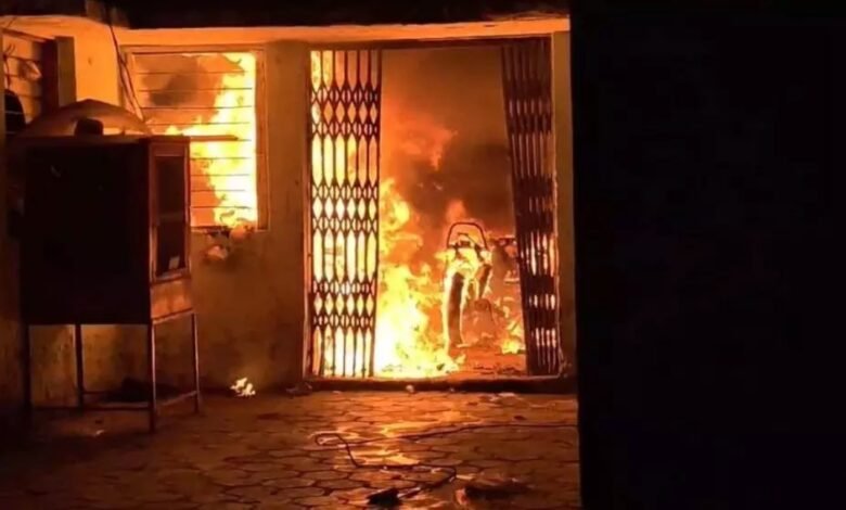 Bilaspur Fire, Atal Awas Fire, Bilaspur News, Sarkanda Police, Fire Brigade, Rescue Operation, 75 People Rescued, Residential Building Fire, Bike Burnt, Chhattisgarh News, Short Circuit Suspected,